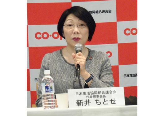 あいさつする新井ちとせ会長